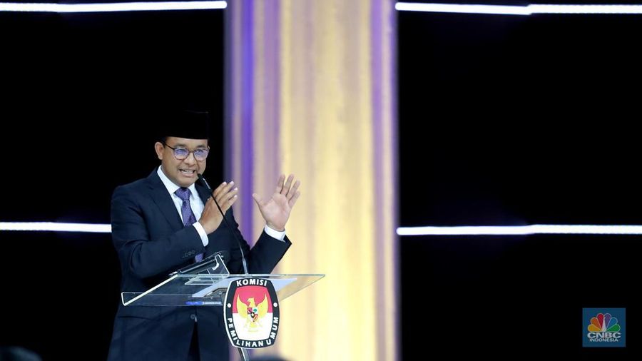 Capres nomor urut 1 Anies Baswedan menyampaikan gagasannya saat debat presiden Pemilu  2024 di JCC, Jakarta, Minggu, (4/1/2024). (CNBC Indonesia/Muhammad Sabki)