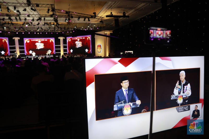 Petugas kepolisian melaksanakan apel untuk menjaga jalannya debat Calon Presiden (Capres) Kelima di Jakarta Convention Center (JCC), Jakarta, Minggu (4/2/2024). (CNBC Indonesia/Faisal Rahman)