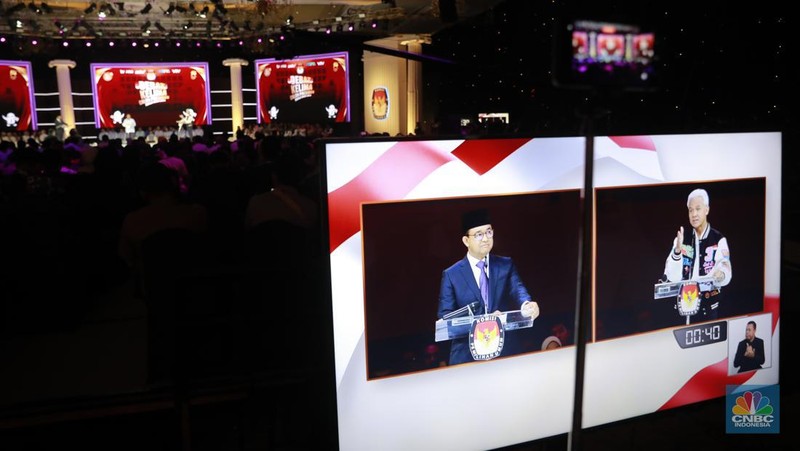 Petugas kepolisian melaksanakan apel untuk menjaga jalannya debat Calon Presiden (Capres) Kelima di Jakarta Convention Center (JCC), Jakarta, Minggu (4/2/2024). (CNBC Indonesia/Faisal Rahman)