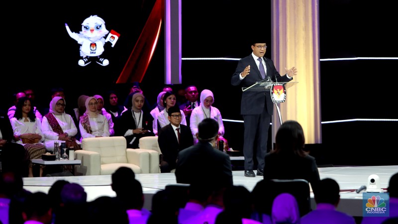 Capres nomor urut 1 Anies Baswedan saat meyampaikan pemaparan di debat Capres kelima. (CNBC Indonesia/Muhammad Sabki) Capres nomor urut 1 Anies Baswedan saat meyampaikan pemaparan di debat Capres kelima. (CNBC Indonesia/Muhammad Sabki)