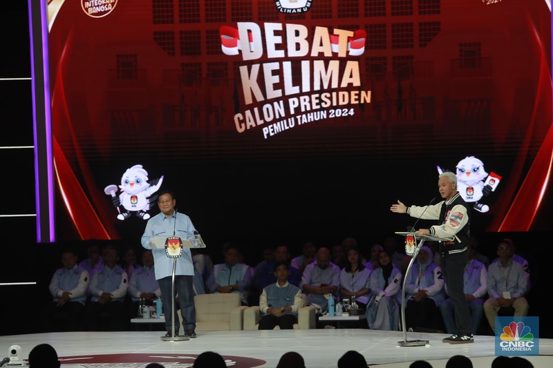 Petugas kepolisian melaksanakan apel untuk menjaga jalannya debat Calon Presiden (Capres) Kelima di Jakarta Convention Center (JCC), Jakarta, Minggu (4/2/2024). (CNBC Indonesia/Faisal Rahman)
