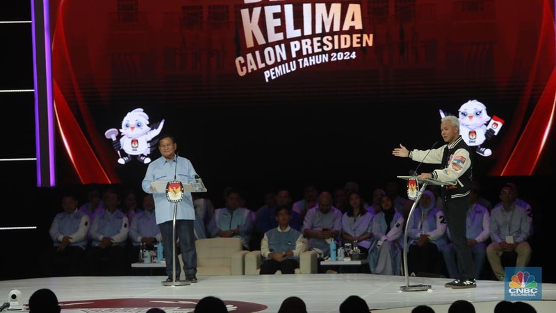 Petugas kepolisian melaksanakan apel untuk menjaga jalannya debat Calon Presiden (Capres) Kelima di Jakarta Convention Center (JCC), Jakarta, Minggu (4/2/2024). (CNBC Indonesia/Faisal Rahman)