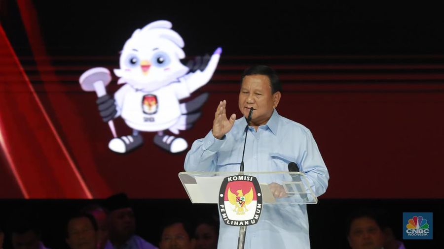 Capres nomor urut 2 Prabowo Subianto menyampaikan gagasanya saat debat presiden Pemilu 2024 di JCC, Jakarta, Minggu, (4/1/2024). (CNBC Indonesia/Muhammad Sabki)