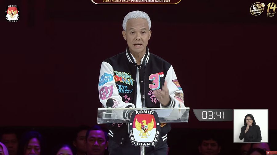 Capres nomor urut 3 Ganjar Pranowo menyampaikan gagasanya saat debat presiden Pemilu 2024 di JCC, Jakarta, Minggu, (4/2/2024). (Tangkapan Layar Youtube KPU RI)