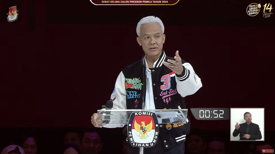 Capres nomor urut 3 Ganjar Pranowo menyampaikan gagasanya saat debat presiden Pemilu 2024 di JCC, Jakarta, Minggu, (4/2/2024). (Tangkapan Layar Youtube KPU RI)