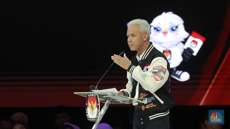 Capres nomor urut 3 Ganjar Pranowo menyampaikan gagasanya saat debat presiden Pemilu 2024 di JCC, Jakarta, Minggu, (4/2/2024). (CNBC Indonesia/Muhammad Sabki)