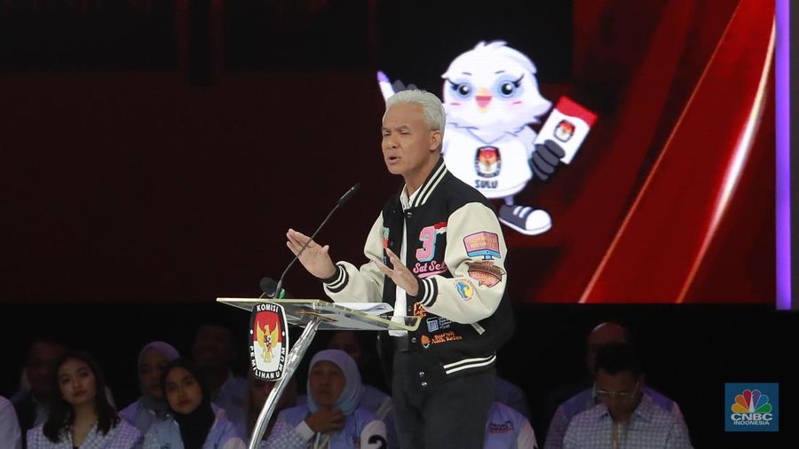 Capres nomor urut 3 Ganjar Pranowo menyampaikan gagasanya saat debat presiden Pemilu 2024 di JCC, Jakarta, Minggu, (4/2/2024). (CNBC Indonesia/Muhammad Sabki)