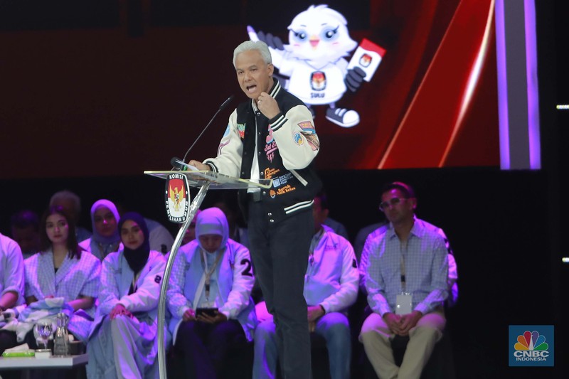 Petugas kepolisian melaksanakan apel untuk menjaga jalannya debat Calon Presiden (Capres) Kelima di Jakarta Convention Center (JCC), Jakarta, Minggu (4/2/2024). (CNBC Indonesia/Faisal Rahman)