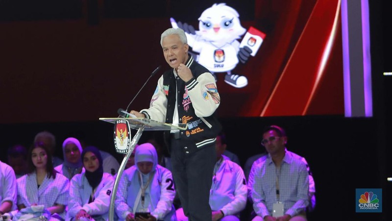 Petugas kepolisian melaksanakan apel untuk menjaga jalannya debat Calon Presiden (Capres) Kelima di Jakarta Convention Center (JCC), Jakarta, Minggu (4/2/2024). (CNBC Indonesia/Faisal Rahman)