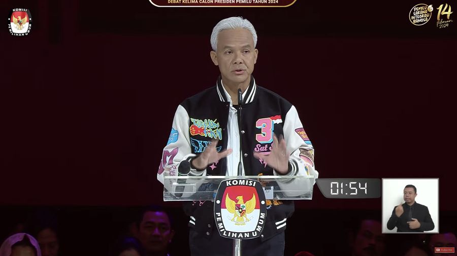 Capres nomor urut 3 Ganjar Pranowo menyampaikan gagasanya saat debat presiden Pemilu 2024 di JCC, Jakarta, Minggu, (4/2/2024). (Tangkapan Layar Youtube KPU RI)