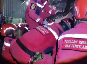 Ular Sanca 5 Meter Masuk Rumah Warga di Makassar, Damkar Evakuasi