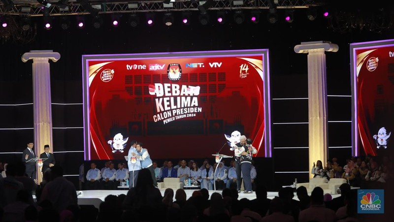 Pasangan Capres-Cawapres Prabowo Subianto dan Gibran Rakabuming Raka saat debat Capres di JCC Senayan, Jakarta, Minggu (4/2/2024). (Tangkapan layar Youtube KPU)