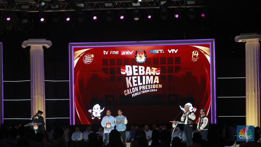 Pasangan Capres-Cawapres Prabowo Subianto dan Gibran Rakabuming Raka saat debat Capres di JCC Senayan, Jakarta, Minggu (4/2/2024). (Tangkapan layar Youtube KPU)