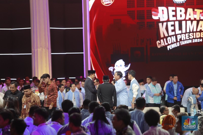 Pasangan Capres-Cawapres Prabowo Subianto dan Gibran Rakabuming Raka saat debat Capres di JCC Senayan, Jakarta, Minggu (4/2/2024). (Tangkapan layar Youtube KPU)