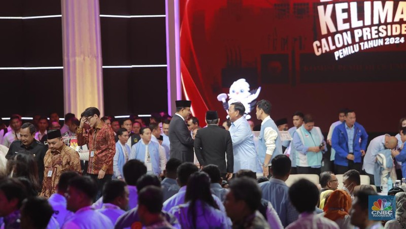 Pasangan Capres-Cawapres Prabowo Subianto dan Gibran Rakabuming Raka saat debat Capres di JCC Senayan, Jakarta, Minggu (4/2/2024). (Tangkapan layar Youtube KPU)