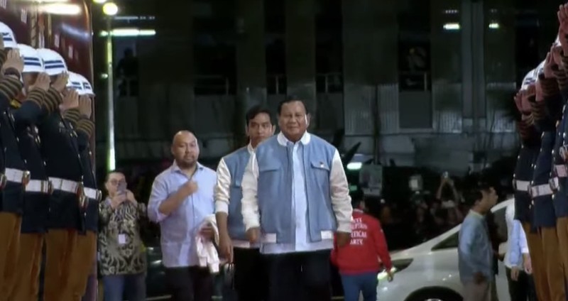 Pasangan Capres-Cawapres Prabowo Subianto dan Gibran Rakabuming Raka tiba di JCC Senayan, Jakarta, Minggu (4/2/2024). (CNBC Indonesia/Faisal Rahman) Pasangan Capres-Cawapres Prabowo Subianto dan Gibran Rakabuming Raka tiba di JCC Senayan, Jakarta, Minggu (4/2/2024). (CNBC Indonesia/Faisal Rahman)