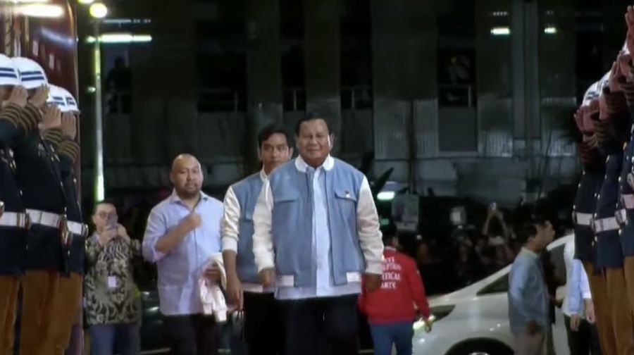 Pasangan Capres-Cawapres Prabowo Subianto dan Gibran Rakabuming Raka tiba di JCC Senayan, Jakarta, Minggu (4/2/2024). (CNBC Indonesia/Faisal Rahman)