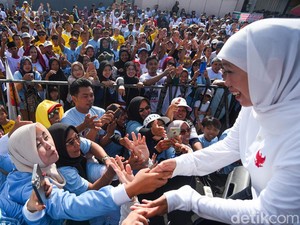 Momen Khofifah Borong Es Teh Saat Kampanyekan Prabowo-Gibran di Banyuwangi
