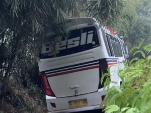 Longsor Tutup Jalur Pekalongan-Banjarnegara, Ada Bus Terjebak