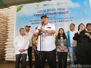 Airlangga Bagikan 1.000 Kupon Tebus Murah Pupuk Nonsubsidi di Bekasi