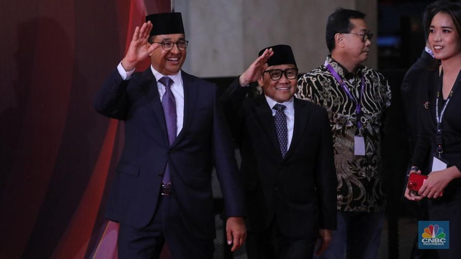 Pasangan Capres-Cawapres Anies Baswedan dan Muhaimin Iskandar tiba di JCC Senayan, Jakarta, Minggu (4/2/2024). (վ/Faisal Rahman)