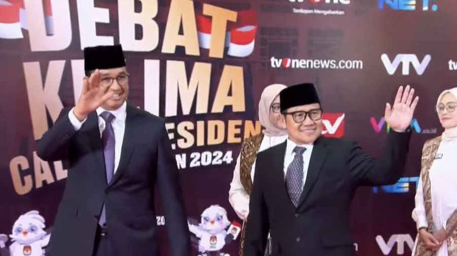 Pasangan Capres-Cawapres Anies Baswedan dan Muhaimin Iskandar tiba di JCC Senayan, Jakarta, Minggu (4/2/2024). (Tangkapan Layar youtube CNN Indonesia)