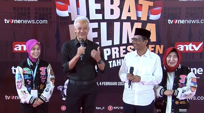 Pasangan Capres-Cawapres Ganjar Pranowo dan Mahfud MD tiba di JCC Senayan, Jakarta, Minggu (4/2/2024). (CNBC Indonesia/Faisal Rahman) Pasangan Capres-Cawapres Ganjar Pranowo dan Mahfud MD tiba di JCC Senayan, Jakarta, Minggu (4/2/2024). (CNBC Indonesia/Faisal Rahman)