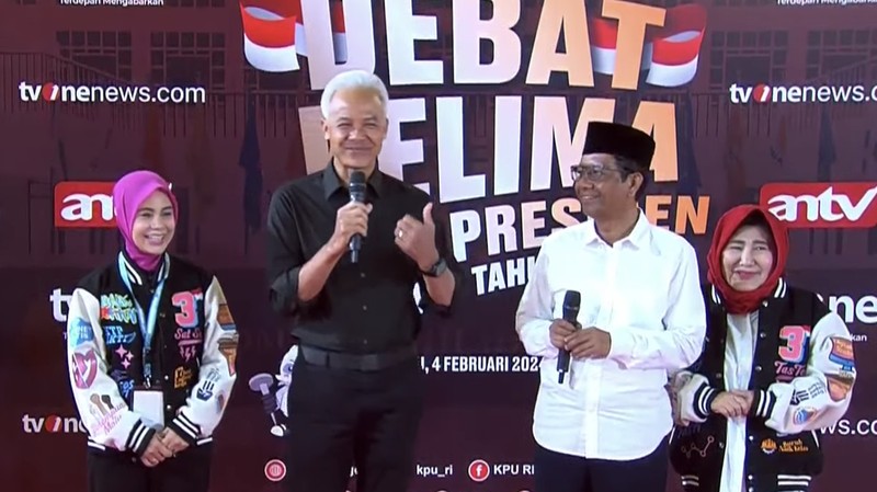 Pasangan Capres-Cawapres Ganjar Pranowo dan Mahfud MD tiba di JCC Senayan, Jakarta, Minggu (4/2/2024). (CNBC Indonesia/Faisal Rahman)