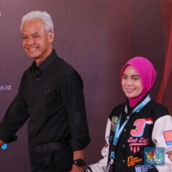 Ganjar Tiba di Arena Debat, Melenggang Santai dengan Kemeja Hitam