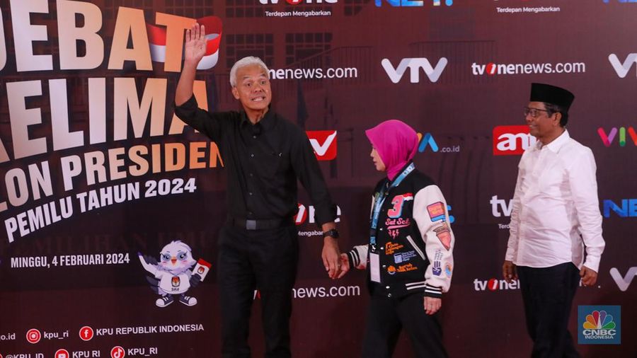 Pasangan Capres-Cawapres Ganjar Pranowo dan Mahfud MD tiba di JCC Senayan, Jakarta, Minggu (4/2/2024). (CNBC Indonesia/Faisal Rahman)