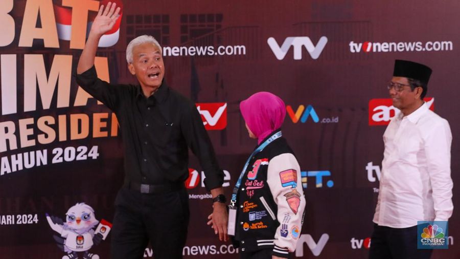 Pasangan Capres-Cawapres Ganjar Pranowo dan Mahfud MD tiba di JCC Senayan, Jakarta, Minggu (4/2/2024). (CNBC Indonesia/Faisal Rahman)