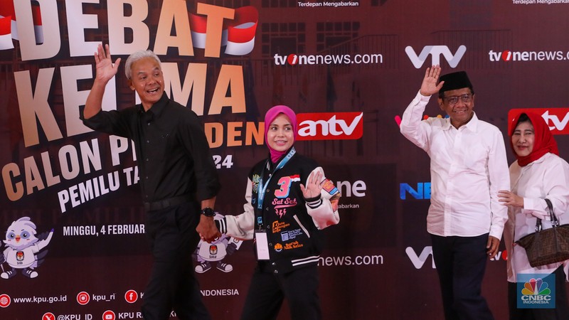 Pasangan Capres-Cawapres Ganjar Pranowo dan Mahfud MD tiba di JCC Senayan, Jakarta, Minggu (4/2/2024). (CNBC Indonesia/Faisal Rahman)