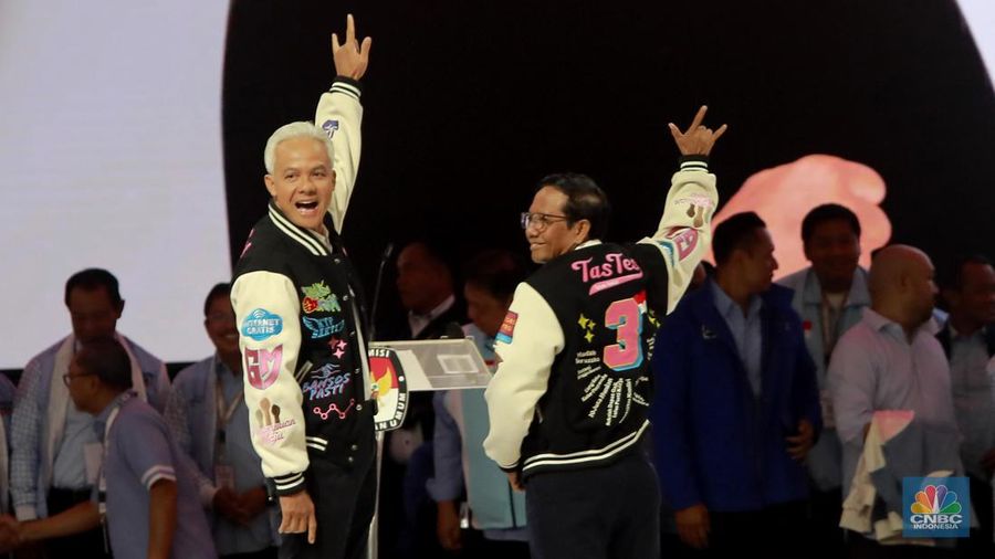 Petugas kepolisian melaksanakan apel untuk menjaga jalannya debat Calon Presiden (Capres) Kelima di Jakarta Convention Center (JCC), Jakarta, Minggu (4/2/2024). (CNBC Indonesia/Faisal Rahman)