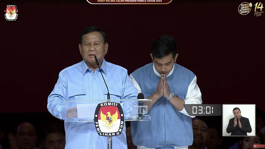 Pasangan Capres-Cawapres nomor urut 2 Prabowo Subianto dan Gibran Rakabuming Raka menyampaikan pesan penutup saat debat kelima calon presiden Pemilu 2024 di JCC, Jakarta, Minggu, (4/2/2024). (Tangkapan Layar Youtube KPU RI)