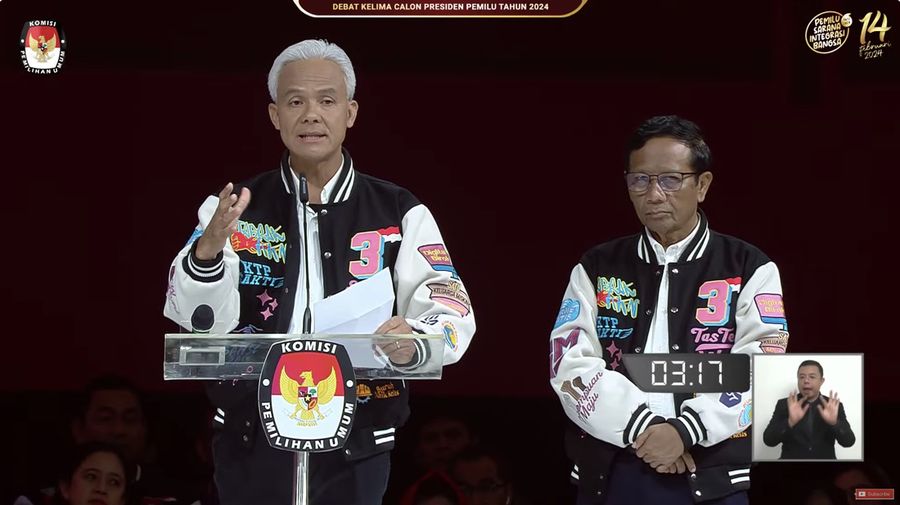 Pasangan Capres-Cawapres nomor urut 3 Ganjar Pranowo dan Mahfud MD menyampaikan pesan penutup saat debat kelima calon presiden Pemilu 2024 di JCC, Jakarta, Minggu, (4/2/2024). (Tangkapan Layar Youtube KPU RI)