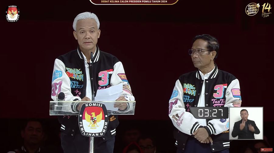 Pasangan Capres-Cawapres nomor urut 3 Ganjar Pranowo dan Mahfud MD menyampaikan pesan penutup saat debat kelima calon presiden Pemilu 2024 di JCC, Jakarta, Minggu, (4/2/2024). (Tangkapan Layar Youtube KPU RI)