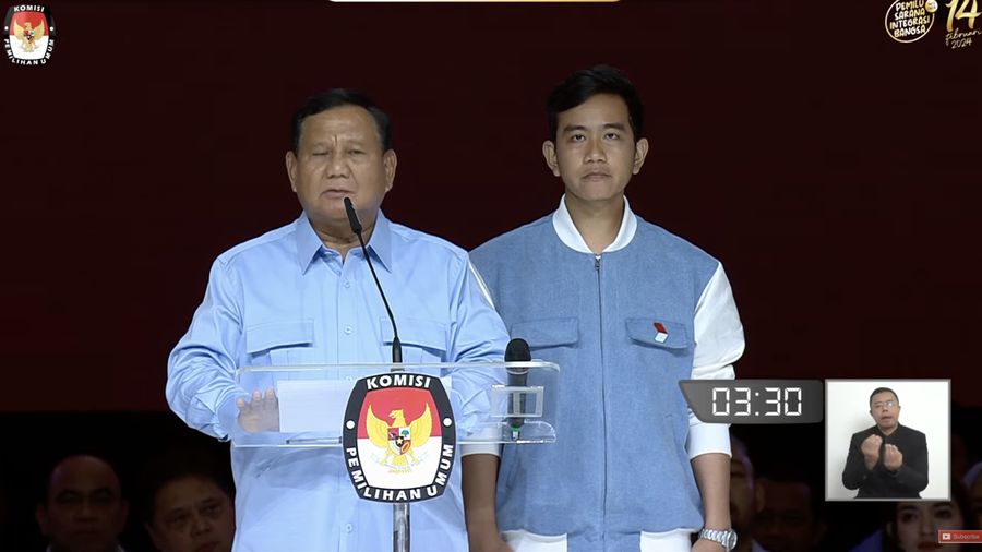 Pasangan Capres-Cawapres Prabowo Subianto dan Gibran Rakabuming Raka saat debat Capres di JCC Senayan, Jakarta, Minggu (4/2/2024). (Tangkapan layar Youtube KPU)