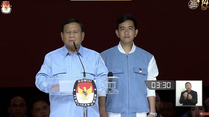 Pasangan Capres-Cawapres Prabowo Subianto dan Gibran Rakabuming Raka saat debat Capres di JCC Senayan, Jakarta, Minggu (4/2/2024). (Tangkapan layar Youtube KPU)