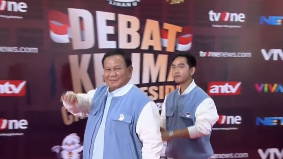 Pasangan Capres-Cawapres Prabowo Subianto dan Gibran Rakabuming Raka tiba di JCC Senayan, Jakarta, Minggu (4/2/2024). (Tangkapan Layar Youtube CNN Indonesia)