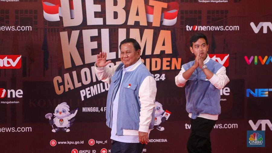 Pasangan Capres-Cawapres Prabowo Subianto dan Gibran Rakabuming Raka tiba di JCC Senayan, Jakarta, Minggu (4/2/2024). (CNBC Indonesia/Faisal Rahman)