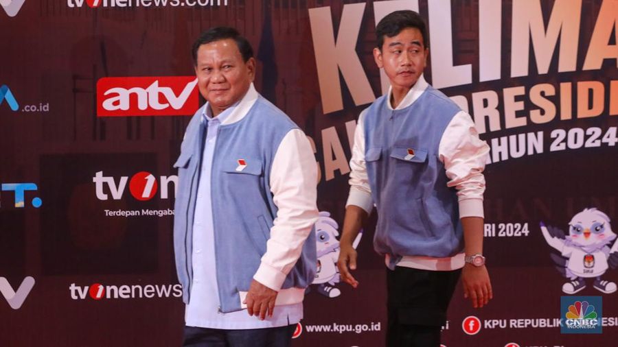 Pasangan Capres-Cawapres Prabowo Subianto dan Gibran Rakabuming Raka tiba di JCC Senayan, Jakarta, Minggu (4/2/2024). (CNBC Indonesia/Faisal Rahman)