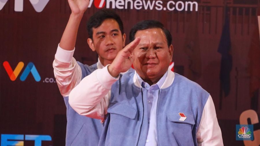 Petugas kepolisian melaksanakan apel untuk menjaga jalannya debat Calon Presiden (Capres) Kelima di Jakarta Convention Center (JCC), Jakarta, Minggu (4/2/2024). (CNBC Indonesia/Faisal Rahman)