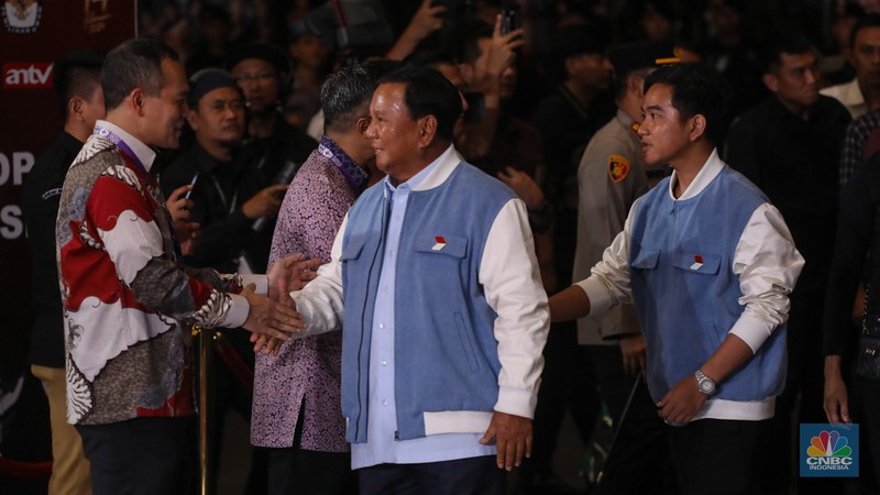 Pasangan Capres-Cawapres Prabowo Subianto dan Gibran Rakabuming Raka tiba di JCC Senayan, Jakarta, Minggu (4/2/2024). (CNBC Indonesia/Faisal Rahman) Pasangan Capres-Cawapres Prabowo Subianto dan Gibran Rakabuming Raka tiba di JCC Senayan, Jakarta, Minggu (4/2/2024). (CNBC Indonesia/Faisal Rahman)
