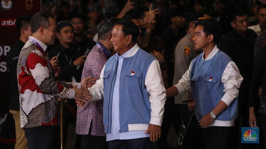 Pasangan Capres-Cawapres Prabowo Subianto dan Gibran Rakabuming Raka tiba di JCC Senayan, Jakarta, Minggu (4/2/2024). (CNBC Indonesia/Faisal Rahman)