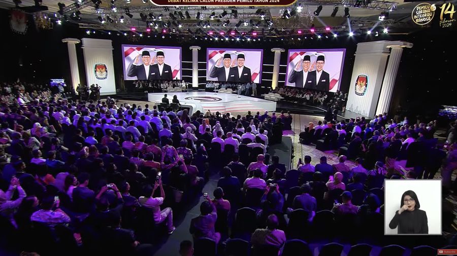 Pasangan Capres dan Cawapres nomor urut 1 Anies Baswedan dan Muhaimin Iskandar menyapa jajaran komisioner KPU sebelum debat keempat calon wakil presiden Pemilu 2024 di JCC, Jakarta, Minggu, (4/2/2024). (Tangkapan Layar Youtube KPU RI)