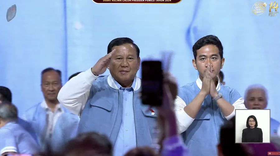 Pasangan Capres dan Cawapres nomor urut 2 Prabowo Subianto dan Gibran Rakabuming Raka menyapa jajaran komisioner KPU sebelum debat keempat calon wakil presiden Pemilu 2024 di JCC, Jakarta, Minggu, (4/2/2024). (Tangkapan Layar Youtube KPU RI)