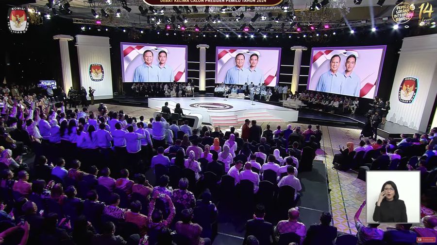 Pasangan Capres dan Cawapres nomor urut 2 Prabowo Subianto dan Gibran Rakabuming Raka menyapa jajaran komisioner KPU sebelum debat keempat calon wakil presiden Pemilu 2024 di JCC, Jakarta, Minggu, (4/2/2024). (Tangkapan Layar Youtube KPU RI)