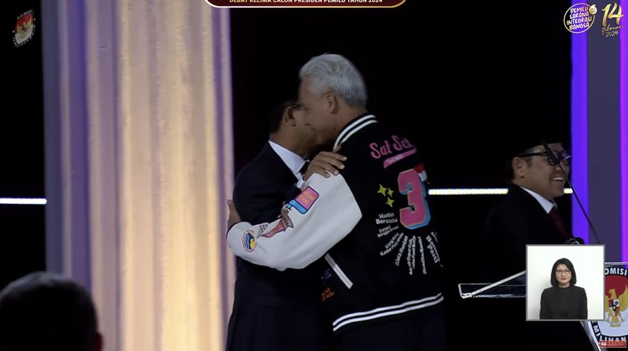 Pasangan Capres dan Cawapres nomor urut 3 Ganjar Pranowo dan Mahfud MD berjabat tangan dengan pasangan Capres dan Cawapres nomor urut 1 Anies Baswedan dan Muhaimin Iskandar saat acara debat keempat calon wakil presiden Pemilu 2024 di JCC, Jakarta, Minggu, (4/2/2024). (Tangkapan Layar Youtube KPU RI)