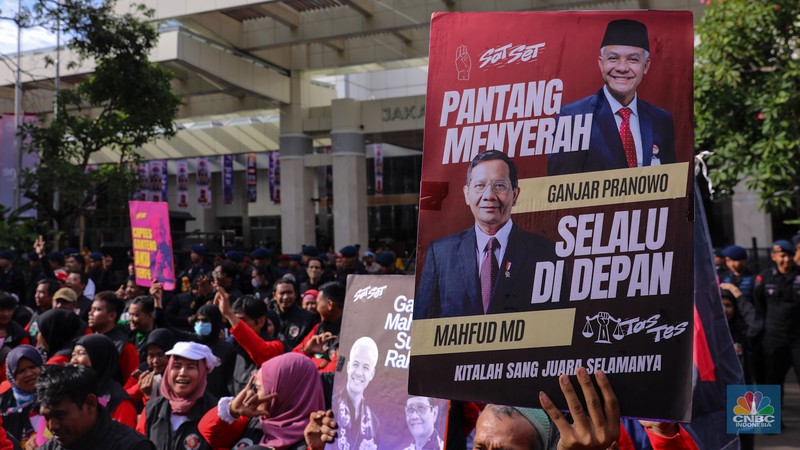 Pendukung pasangan Capres-Cawapres Ganjar Pranowo dan Mahfud MD memberikan dukungan jelang Debat Capres Kelima di JCC Senayan, Jakarta, Minggu (4/2/2024). (CNBC Indonesia/Faisal Rahman)