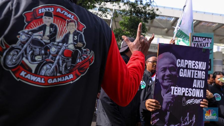Pendukung pasangan Capres-Cawapres Ganjar Pranowo dan Mahfud MD memberikan dukungan jelang Debat Capres Kelima di JCC Senayan, Jakarta, Minggu (4/2/2024). (CNBC Indonesia/Faisal Rahman)